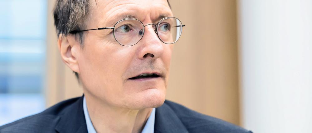 Karl Lauterbach (SPD), Bundesminister für Gesundheit, sitzt zu Beginn der «Fortschrittskonferenz zum Hitzeschutzplan für Gesundheit» im Bundesministerium für Gesundheit. 