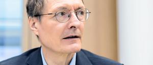 Karl Lauterbach (SPD), Bundesminister für Gesundheit, sitzt zu Beginn der «Fortschrittskonferenz zum Hitzeschutzplan für Gesundheit» im Bundesministerium für Gesundheit. 