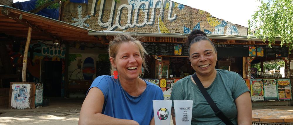 Lena Trunk (links) und Bettina Nauendorf vom Yaam-Vorstand.