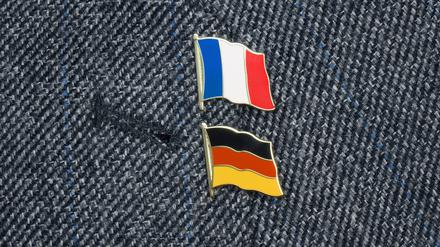 Revers mit Fahnensticker von Frankreich und Deutschland.