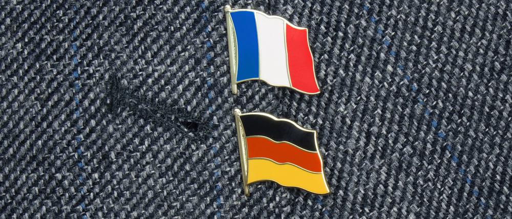 Revers mit Fahnensticker von Frankreich und Deutschland.