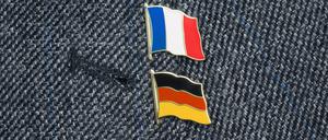 Revers mit Fahnensticker von Frankreich und Deutschland.