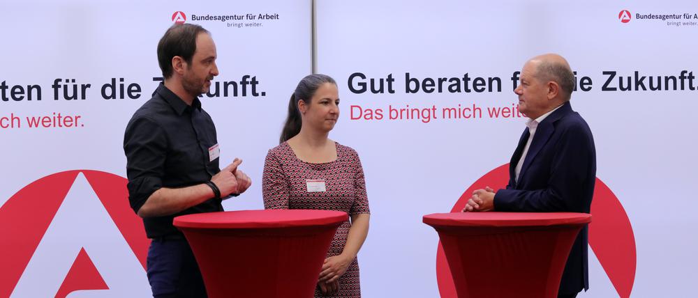 Bundeskanzler Olaf Scholz (SPD) im Gespräch mit Christian Klauß und Franziska Reinhold von der Potsdamer Arbeitsagentur.
