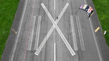 Ein Street-Kitesurfer fährt über die südliche Startbahn auf dem Tempelhofer Feld. Das riesige Flugfeld vom ehemaligen Flughafen Tempelhof ist vor dem Hintergrund der Wohnungsnot wieder im Gespräch. Der schwarz-rote Senat will einen internationalen städtebaulichen Wettbewerb zu einer möglichen Randbebauung der innerstädtischen Freifläche starten.