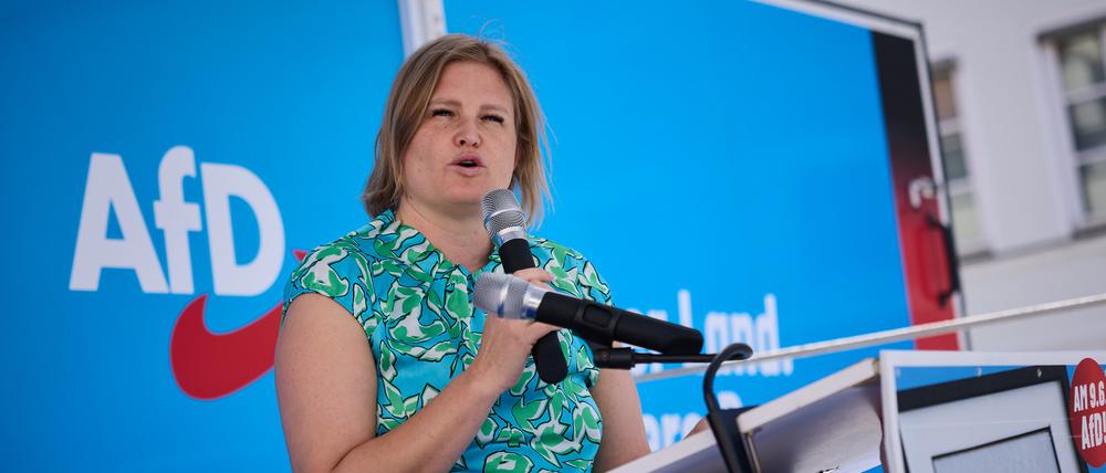 Katrin Ebner-Steiner (AfD) spricht bei einer Europawahlkampfveranstaltung der AfD am Stadtplatz in Deggendorf.