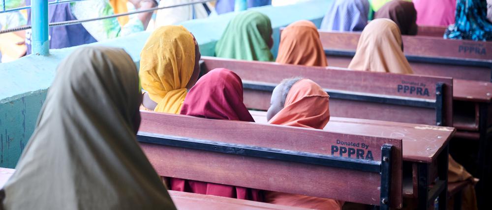 Schülerinnen in Nigeria. Behörden verheiraten 100 verwaiste junge Frauen. 