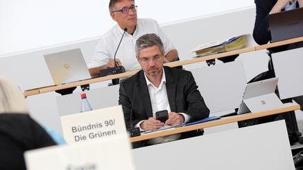 Oberbürgermeister Mike Schubert bei der vorerst letzten Stadtverordnetenversammlung vor der Kommunalwahl, hinter ihm der Vorsitzende des Gremiums, Pete Heuer (beide SPD).