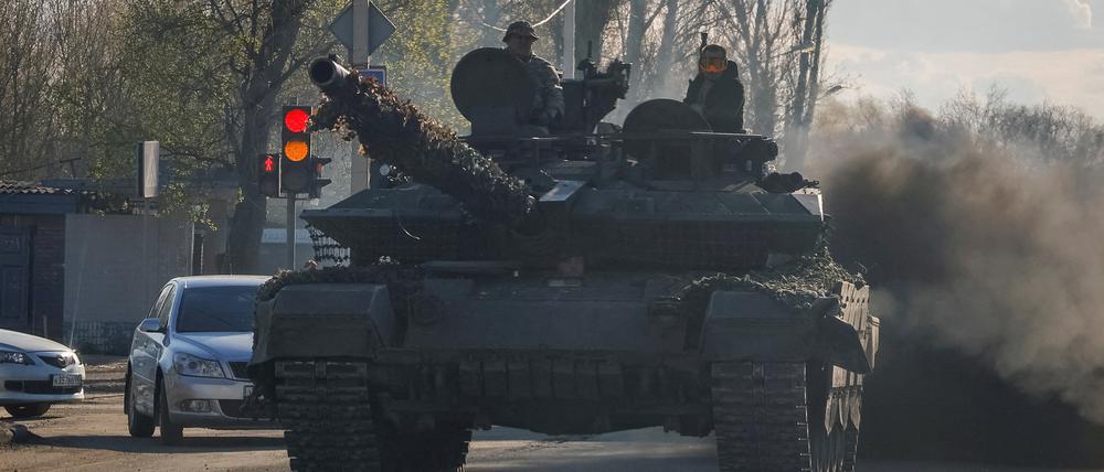 Russische Soldaten in einem Panzer in Donezk.