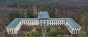 ARCHIV - 23.03.2024, Brandenburg, Wandlitz: Das Areal am Bogensee (Luftaufnahme mit einer Drohne). Das nördlich von Berlin gelegene Areal am Bogensee umfasst mit der ehemaligen FDJ-Hochschule Wilhelm Pieck und der Villa von Reichpropaganda-Minister Joseph Goebbels. (zu dpa: «Streit über Goebbels Villa: Bürgermeister kritisiert Senator») Foto: Patrick Pleul/dpa +++ dpa-Bildfunk +++