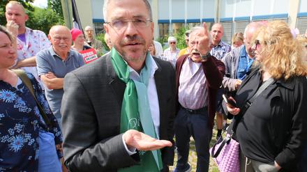 Protest gegen Gemeinschaftsunterkunft – und Gegenprotest. Gegner:innen der geplanten Geflüchtetenunterkunft im Kirchsteigfeld in Potsdam mobilisieren zu einer Kundgebung.