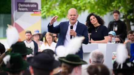 Bundeskanzler Olaf Scholz (SPD, M.) nimmt an einem Bürgerdialog im Dialogforum im Rahmen des Bürgerfestes und der Feierlichkeiten zu «75 Jahre Grundgesetz» teil. Am 23.05.1949 wurde das Grundgesetz der Bundesrepublik Deutschland verkündet und trat am folgenden Tag in Kraft. Das Jubiläum wird mit einem dreitägigen großen Demokratiefest vom 24. bis 26.05.2024 im Berliner Regierungsviertel gefeiert.