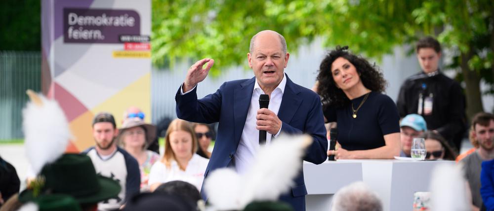 Bundeskanzler Olaf Scholz (SPD, M.) nimmt an einem Bürgerdialog im Dialogforum im Rahmen des Bürgerfestes und der Feierlichkeiten zu «75 Jahre Grundgesetz» teil. Am 23.05.1949 wurde das Grundgesetz der Bundesrepublik Deutschland verkündet und trat am folgenden Tag in Kraft. Das Jubiläum wird mit einem dreitägigen großen Demokratiefest vom 24. bis 26.05.2024 im Berliner Regierungsviertel gefeiert.