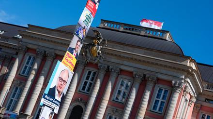 17.05.2024, Brandenburg, Potsdam: Plakate verschiedener Parteien hängen an einer Straßenlaterne vor dem Brandenburger Landtag. Die Bürger in Brandenburg sind in diesem Jahr zur Europa- und zur Kommunalwahl aufgerufen. Foto: Georg Moritz/dpa +++ dpa-Bildfunk +++