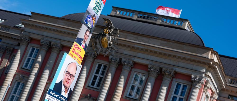 17.05.2024, Brandenburg, Potsdam: Plakate verschiedener Parteien hängen an einer Straßenlaterne vor dem Brandenburger Landtag. Die Bürger in Brandenburg sind in diesem Jahr zur Europa- und zur Kommunalwahl aufgerufen. Foto: Georg Moritz/dpa +++ dpa-Bildfunk +++