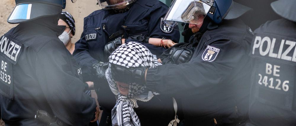 Eine der propalästinensischen Besetzerinnen des Instituts für Sozialwissenschaften der Berliner Humboldt-Universität (HU) wird von Polizisten aus dem Gebäude gebracht.