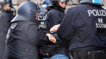 Eine der propalästinensischen Besetzerinnen des Instituts für Sozialwissenschaften der Berliner Humboldt-Universität (HU) wird von Polizisten aus dem Gebäude gebracht. Aktivisten haben zur Unterstützung der Palästinenser und aus Protest gegen Israel die Uni besetzt.