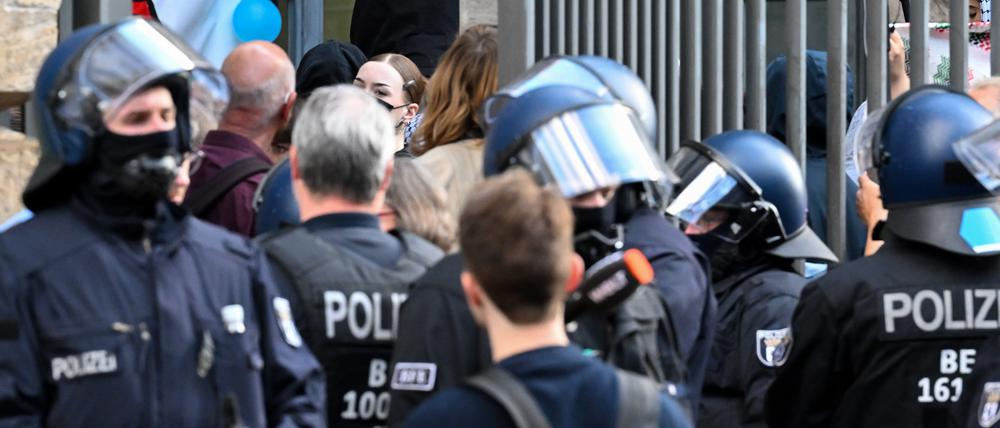 Polizisten räumten im Frühjahr eine Anti-Israel-Demonstration  vor dem besetzten Institut für Sozialwissenschaften der Berliner Humboldt-Universität (HU). 