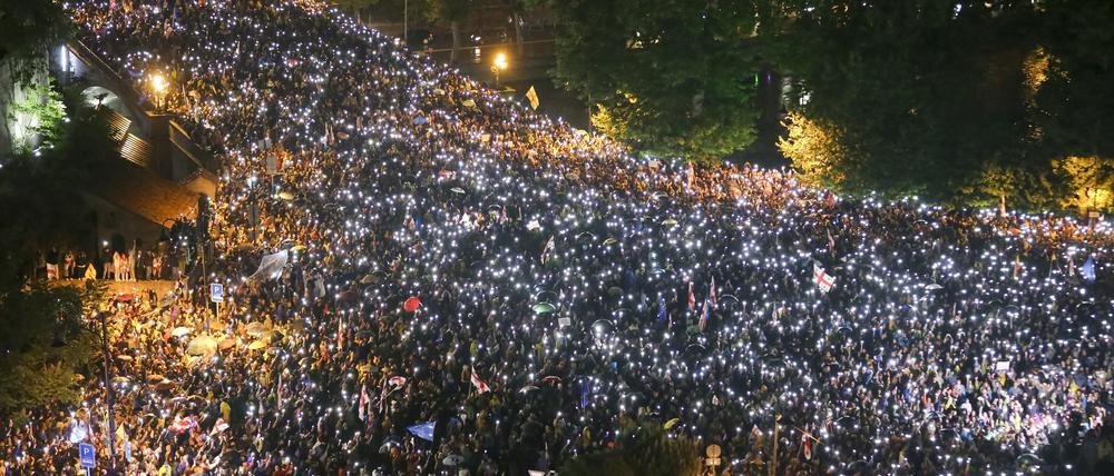 Demonstranten leuchten während eines Protests gegen das sogenannte «russische Gesetz» mit ihren Smartphones. 