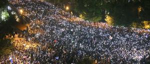 Demonstranten leuchten während eines Protests gegen das sogenannte «russische Gesetz» mit ihren Smartphones.