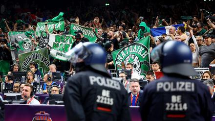Die Polizei war nicht nur vor der Halle, sondern auch vor den Fanblöcken präsent.