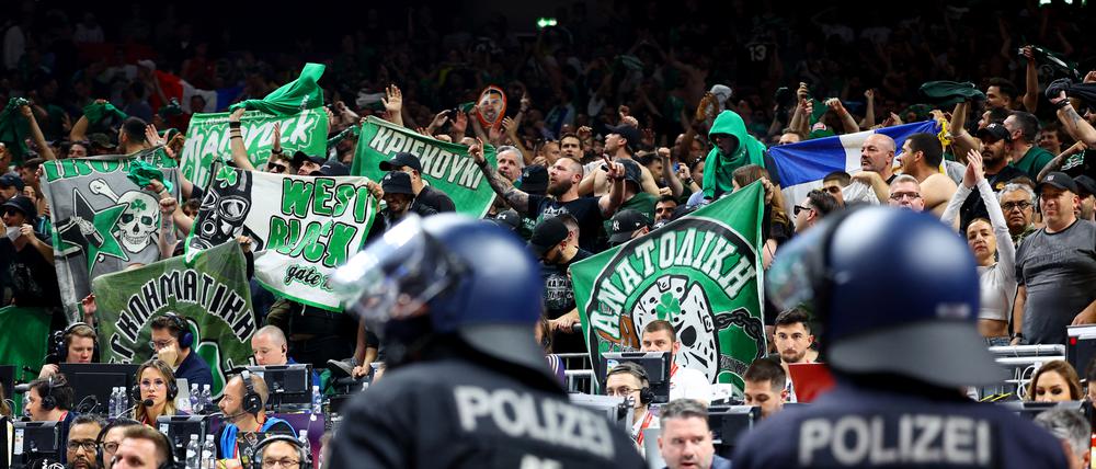 Die Polizei war nicht nur vor der Halle, sondern auch vor den Fanblöcken präsent.
