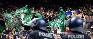 Die Polizei war nicht nur vor der Halle, sondern auch vor den Fanblöcken präsent.