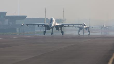 Dieses am 23. Mai 2024 aufgenommene und am 24. Mai 2024 vom Eastern Theater Command der chinesischen Volksbefreiungsarmee (PLA) veröffentlichte Foto zeigt chinesische Kampfjets.