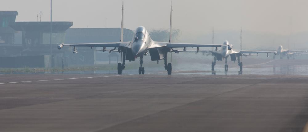Dieses am 23. Mai 2024 aufgenommene und am 24. Mai 2024 vom Eastern Theater Command der chinesischen Volksbefreiungsarmee (PLA) veröffentlichte Foto zeigt chinesische Kampfjets.