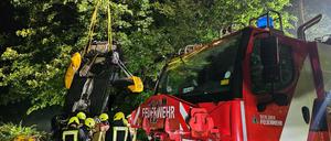 Die Feuerwehr hat am Freitagabend mehrere Stunden für einen Rettungseinsatz in Berlin-Steglitz benötigt.