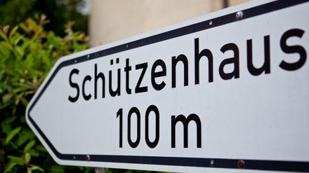 Ein Schild weist den Weg zum Schützenhaus.
