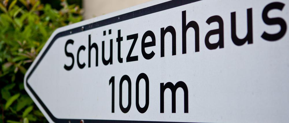 Ein Schild weist den Weg zum Schützenhaus. 