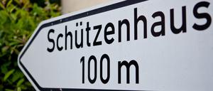 Ein Schild weist den Weg zum Schützenhaus.