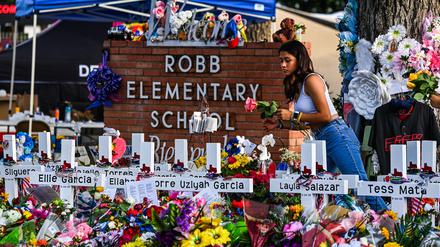 Amokläufe, wie an der Robb Elementary School in Uvalde, Texas, im Mai 2022, finden in den USA so häufig statt, dass jeder 15. US-Bürger davon betroffen ist. 