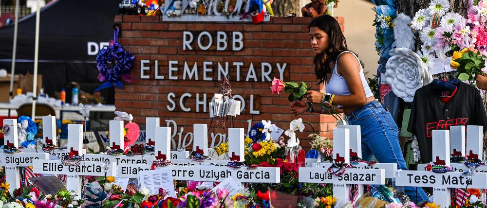 Amokläufe, wie an der Robb Elementary School in Uvalde, Texas, im Mai 2022, finden in den USA so häufig statt, dass jeder 15. US-Bürger davon betroffen ist. 