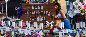 Amokläufe, wie an der Robb Elementary School in Uvalde, Texas, im Mai 2022, finden in den USA so häufig statt, dass jeder 15. US-Bürger davon betroffen ist. 