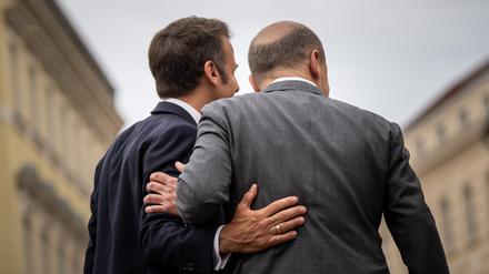 Olaf Scholz und Emmanuel Macron vor einem Jahr in Potsdam.