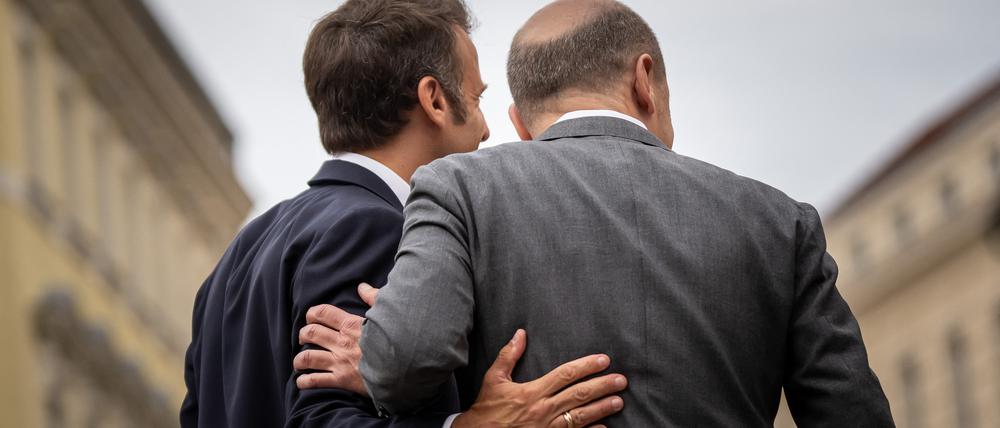 Olaf Scholz und Emmanuel Macron vor einem Jahr in Potsdam.
