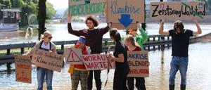 Klimaaktivisten der Gruppe Fridays for Future am 20. Mai bei einer Aktion auf der überfluteten Autobahn 620 in Saarbrücken.