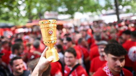 Fans des 1. FC Kaiserslautern feiern vor dem Spiel auf dem Breitscheidplatz. 