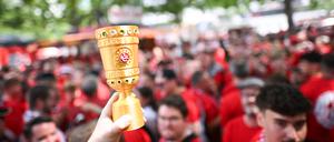 Fans des 1. FC Kaiserslautern feiern vor dem Spiel auf dem Breitscheidplatz. 