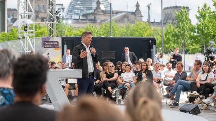 Vizekanzler und Wirtschaftsminister Robert Habeck (Grüne) stellte sich im Regierungsviertel Bürgerfragen.