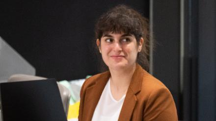 Die Landtagsabgeordnete Marie Kollenrott (Grüne) sitzt zu ihrer Begrüßung im niedersächsischen Landtag.
