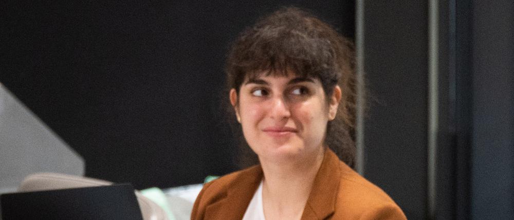 Die Landtagsabgeordnete Marie Kollenrott (Grüne) sitzt zu ihrer Begrüßung im niedersächsischen Landtag.