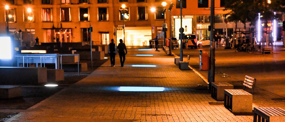 25.05.2024, Berlin: Sieben blaue Vierecke sind bei der Lichtaktion am Denkmal für die ermordeten Juden Europas zu sehen. Das Kunstwerk soll einen Beitrag dazu leisten, Menschen unabhängig von ihrer Glaubensrichtung zum Nachdenken anzuregen und in der Mitmenschlichkeit zu verbinden. Foto: Paul Zinken/dpa +++ dpa-Bildfunk +++