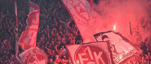 Der Fanblock des 1. FC Kaiserlautern beim Pokalfinale gegen Bayer Leverkusen