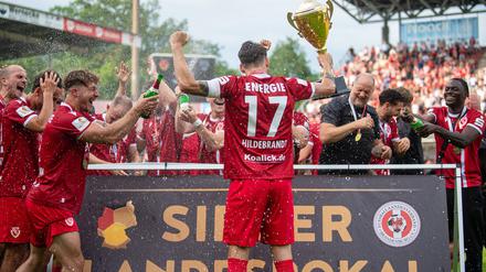 Jubel über die Rückkehr in den Profifußball.