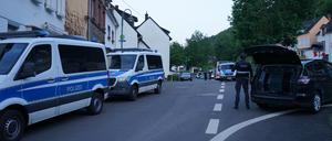 Einsatzfahrzeuge der Polizei stehen im Ortsteil Kövenig. Die Polizei hat nach Hinweisen auf möglicherweise verbotene Musik eine private Feier in dem rheinland-pfälzische Moselort Kröv beendet. 