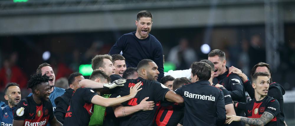 Obenauf. Xabi Alonso springt auf die Jubeltraube seiner Spieler.
