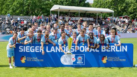 Viktorias Fußballer sind in dieser Saison zu einer Einheit zusammengewachsen und durften nun gebührend feiern.