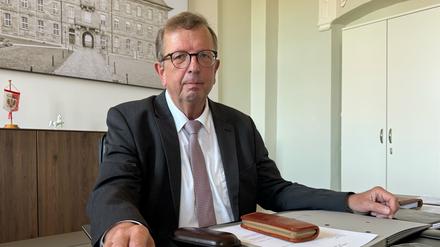 Landrat Werner Henning, CDU, schließt die Tür am Landratsamt im Eichsfeld auf. In wenigen Tagen geht er in den Ruhestand.